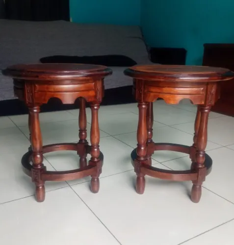 Antigo par de mesas de cabeceira/ auxiliar em madeira nobre redonda <br>