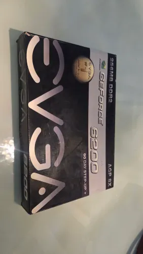 Placa de Vídeo EVGA NVIDIA GeForce 6200 com 256MB de memória DDR2 e barramento AGP 8X