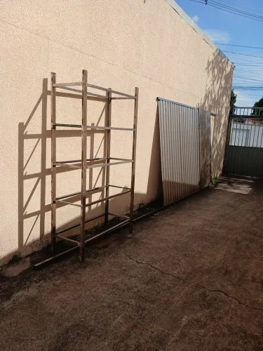 Vende-se prateleira e portao