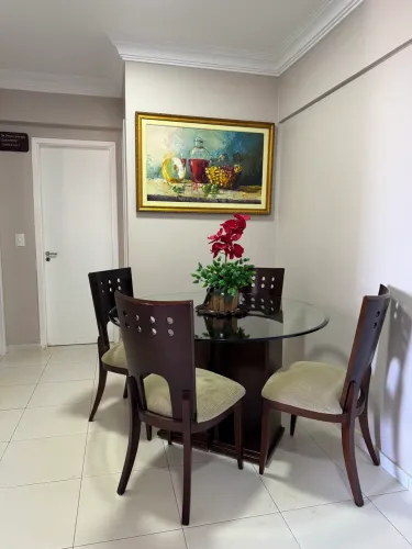 Mesa com 4 cadeiras - Bem conservada