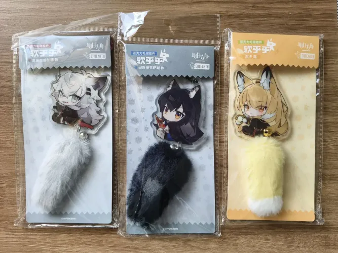 Chaveiro de pelúcia com sininho de arknights