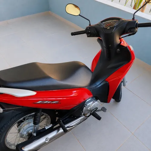 Honda Biz 110i 2024 Vermelha - 5.600 km - Impecável