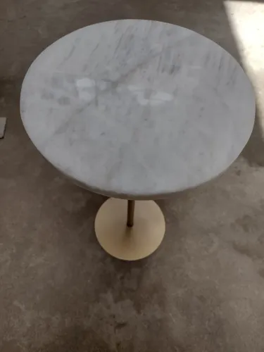 Mesinha com pedra