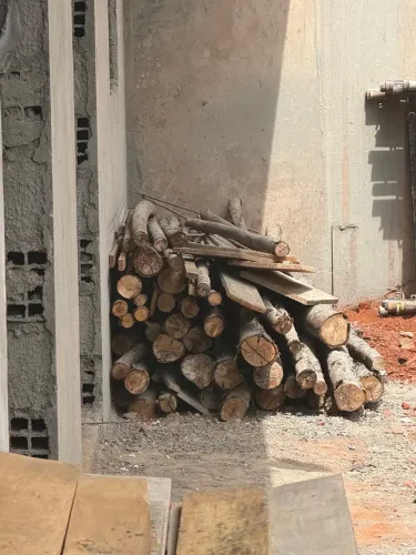 Tábuas e escoras para construção