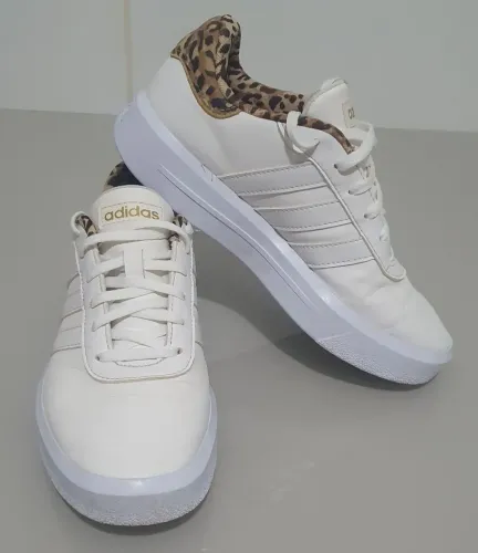 Tenis Adidas original na cor branca, com detalhe animal print. Flatform. Tam 35.