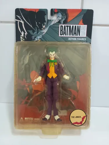 Coringa (The Joker) da linha DC Direct, especificamente da coleção Batman and Son.