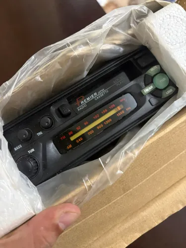 Rádio toca-fitas automotivo Premier SCR-600 original da época, extremamente conservado.