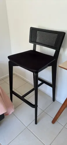 Banqueta alta de madeira Tok & Stok com detalhes em palhinha