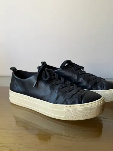 Tênis de couro preto Arezzo