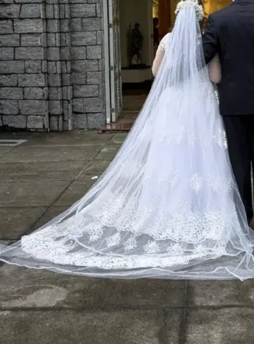 Vestido de noiva. Elegante. Utilizado somente uma vez. Acompanha grinalda com arranjo.