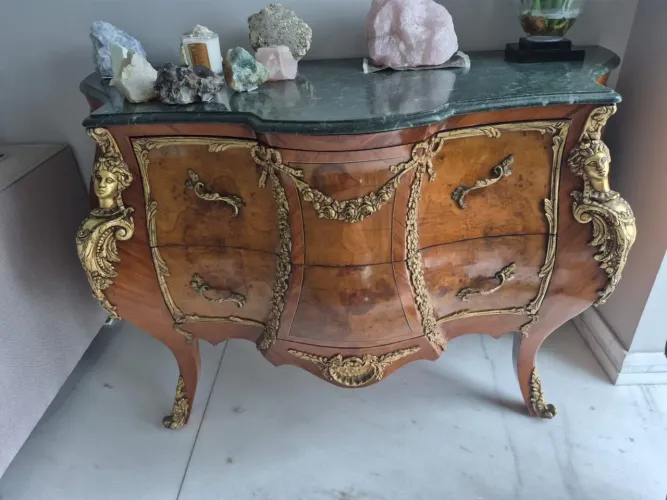 Cômoda clássica marchetada com 2 gavetas e tampo de mármore