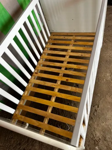 Berço americano com colchão.