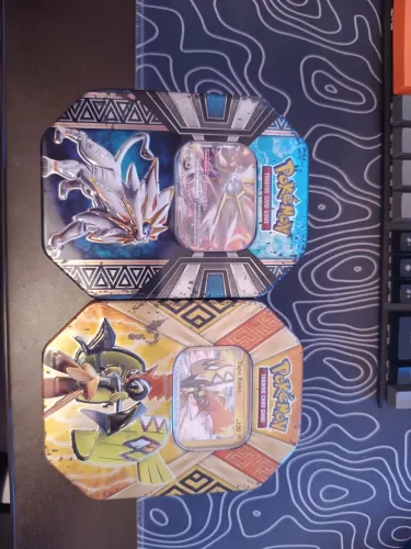 Lote Pokémon TCG com 2 Latas + 15 Cartas GX/EX/V + Muitas Cartas + Deck Garchomp Completo