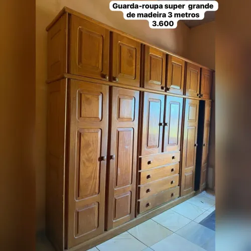 Guarda roupa em madeira grande