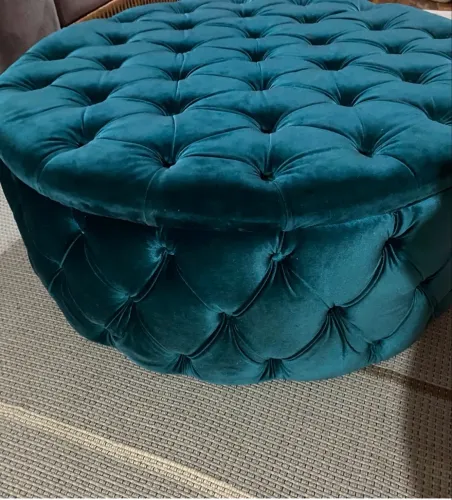 Puff capitonê em suede 