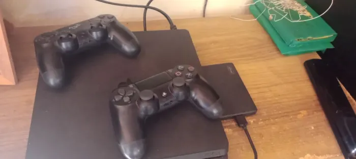 Ps4 500gb com cartão SSD de 500gb todo conservado, não tem 1 ano de uso, n tem defeito 