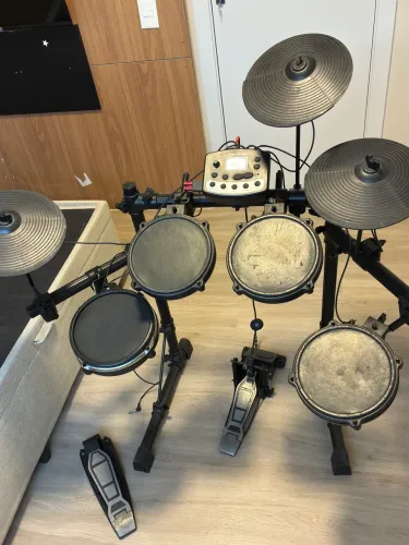 Bateria eletrônica - Alesis DM6 Module.