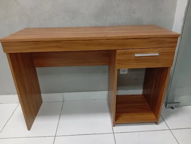 Escrivaninha com gaveta