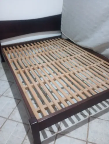 Cama de casal em madeira maciça