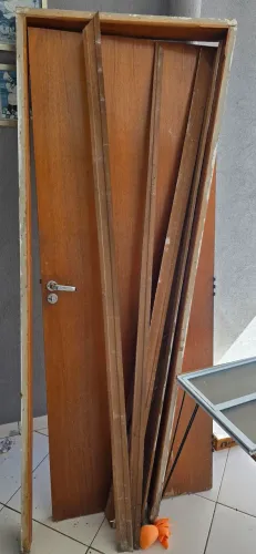 Porta em madeira para banheiro 80x210 cmt com fechadura + portal + alisares. Usada!