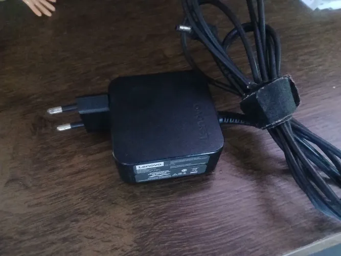 Carregador de notebook lenovo novinho