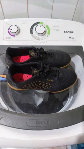 Vende se chuteira da umbro