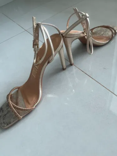 Sandália salto fino - Santa Lolla