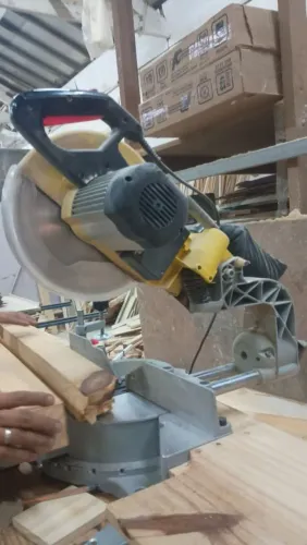 Serra esquadrias telescópica da marca Dewalt