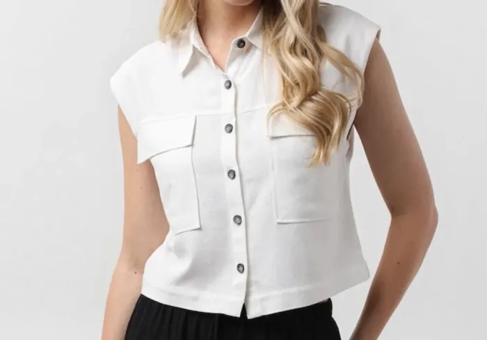 Camisa feminina em viscolinho com bolsos