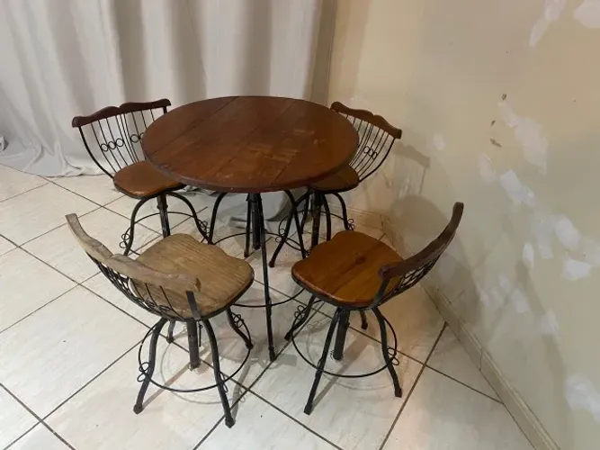 Mesa bistrô com cadeiras 