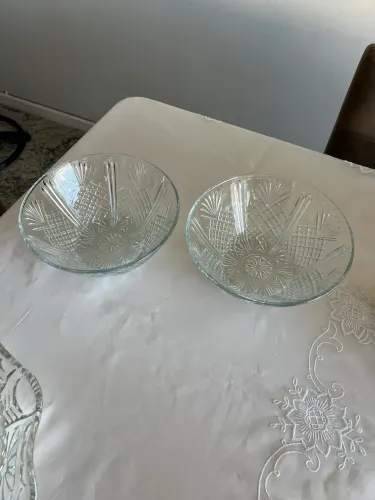 Conjunto de duas vasilhas decoradas em vidro