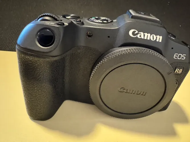 Canon EOS R8 Full Frame + 5 Baterias + Flash Yongnuo + Acessórios