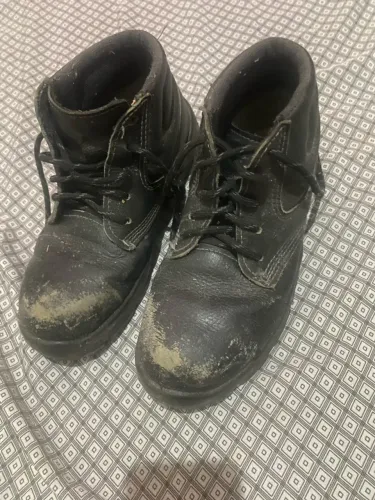 Bota com bico de ferro 