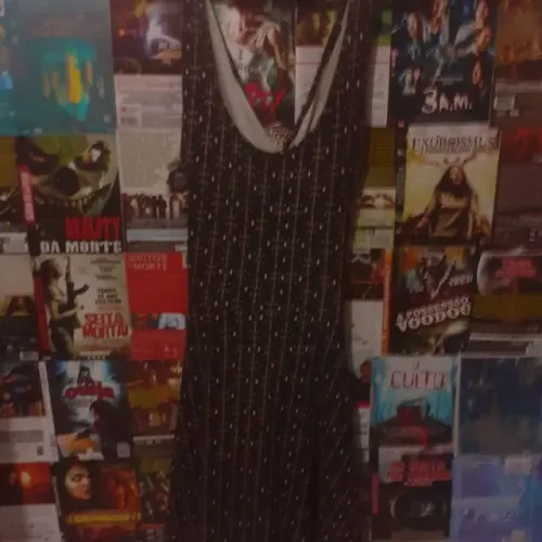 Vestido preto com âncoras rosas e estrelas brancas com corte nas costas