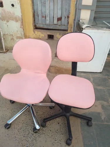 Vendo estas 2 cadeiras giratória de cor rosa
