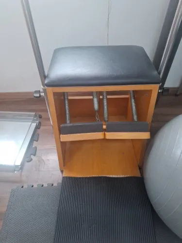 Pilates- Chair ( Marca ISP) com as molas , o aparelho esta em bom estado,  necessitando de
