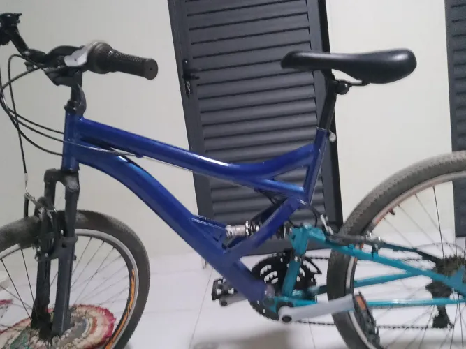 Bicicleta aro 29, suspensão dupla dianteira e traseira, ideal para uso Urbano e com pezinh