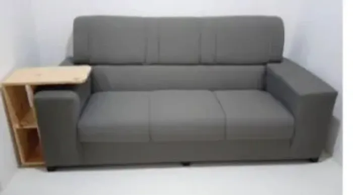 Sofá novo de três lugares com mesa de apoio latera
