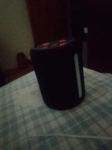 Vende-se, drone, caixinha de som e capacete de moto