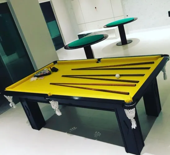 Mesa de sinuca/ bilhar com caçapa de rede.