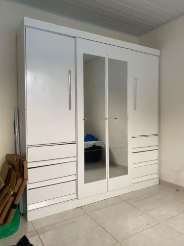 Vendo guarda-roupa seminovo 700,00 já com entrega e montagem 