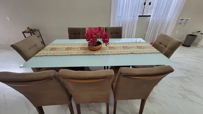 Mesa de 8 lugares com tampo em vidro
