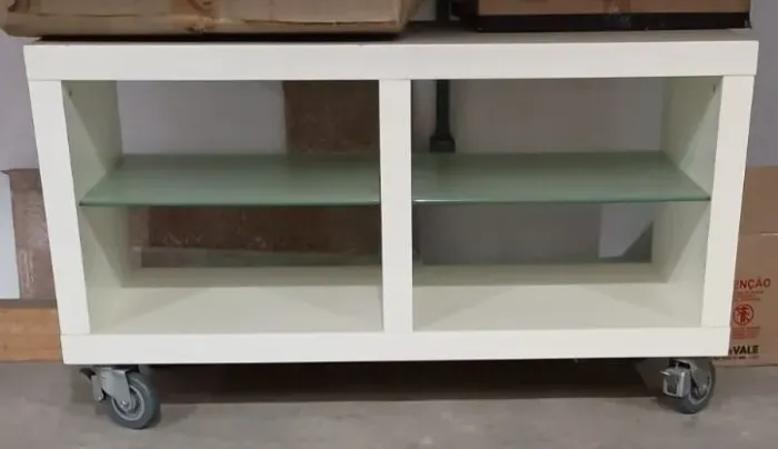 Rack branco com rodinhas e prateleira de vidro, 1,15 m (TV, banheiro ou organizador)