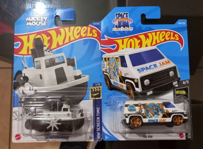 Barco Mickey ou Van Space Jam temáticos hot wheels