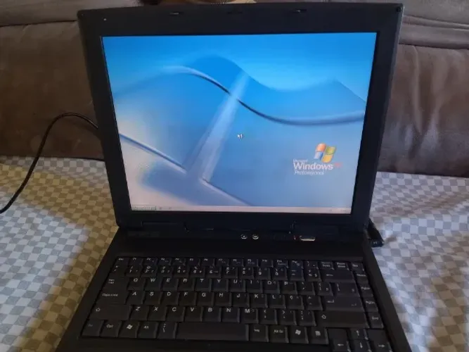 Notebook antigo mas funcionando com detalhes (veja descrição)