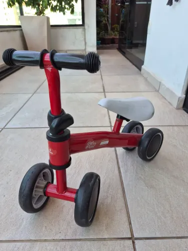 Bicicleta de Equilíbrio Infantil vermelha 4 Rodas 1 a 3 Anos