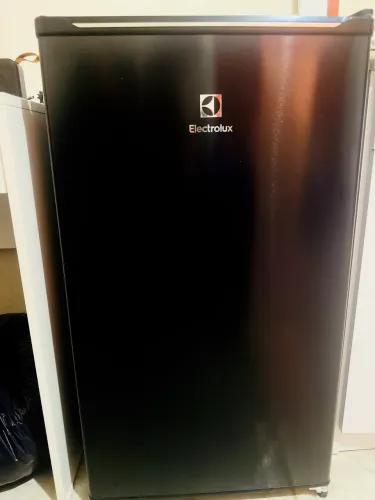 Frigobar Eletrolux Preto - 90 litros 