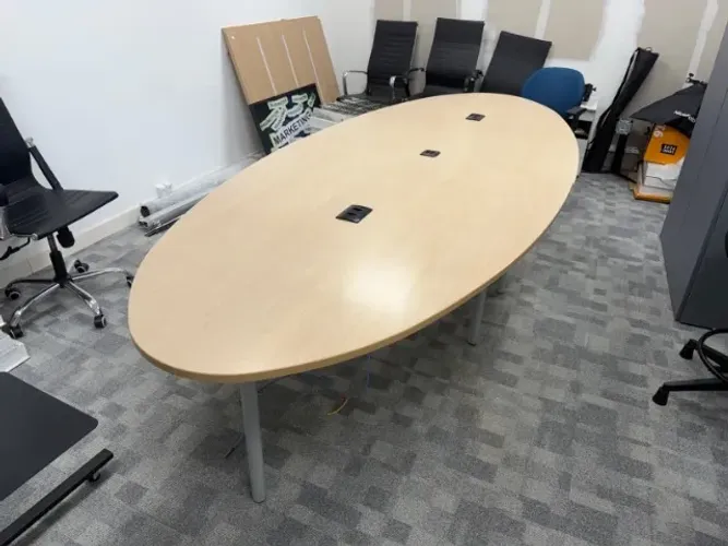 Mesa de reunião oval amadeirada clara