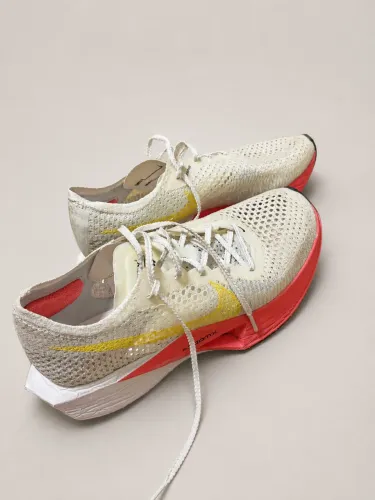 Tênis Nike Vaporfly 3 Feminino - Branco/Coral - BR 37 - Usado