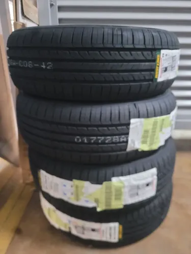 Pneus 185/60 R15 (Par)